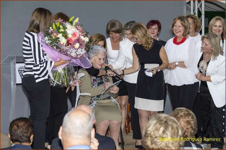 Las antiguas alumnas rindieron un homenaje a una de las cofundadoras del centro, Esther Oliva (Foto Ildefonso Rodríguez)